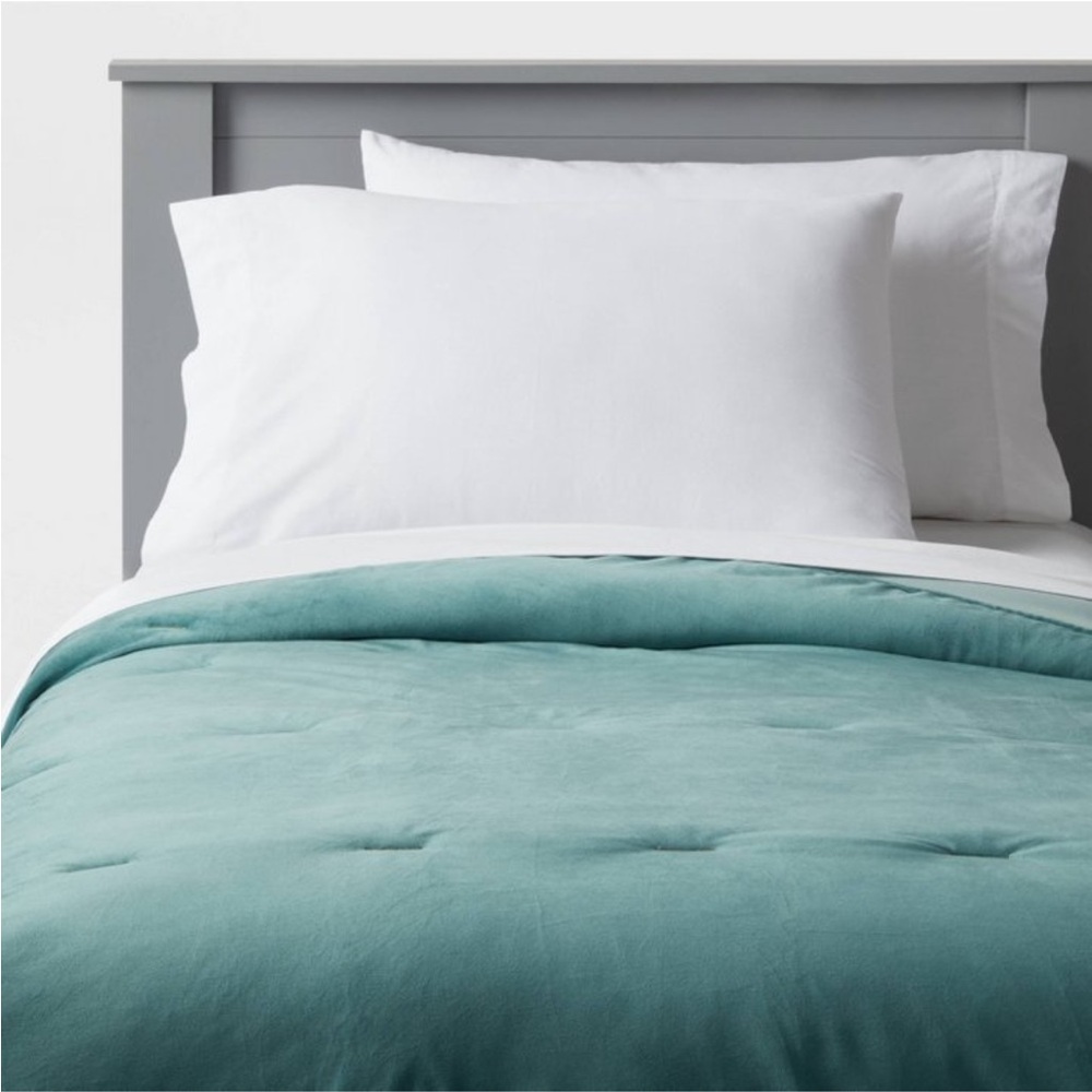 PILLOWFORT NWT velvet kids quilt -teal green -twin